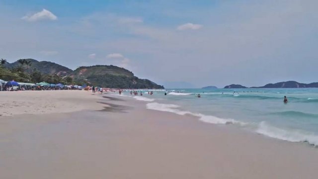 Прогулка по бразильскому пляжу