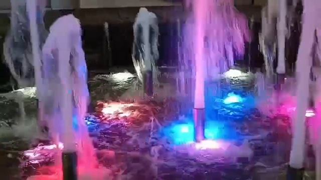 #красивый фантан в торговом центре