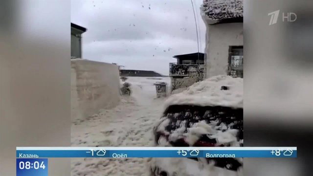 Непогода "намылила" деревню в Ирландии: шторм покрыл побережье Лохшинни морской пеной.