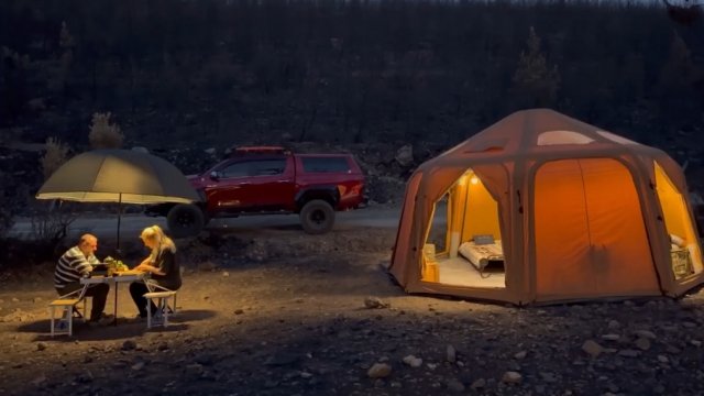 Кемпинг в сгоревшем лесу.