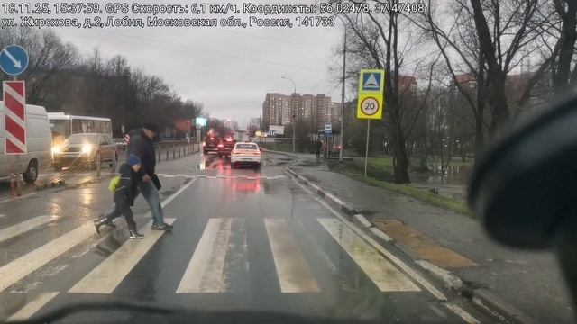 Курьер на электросамокате игнорирует ПДД