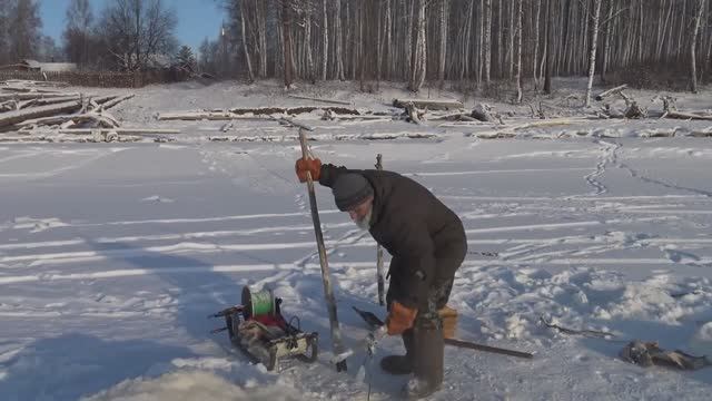 85 лет в тайге — урок рыбалки для молодых! Кто справится с настоящей сетью?