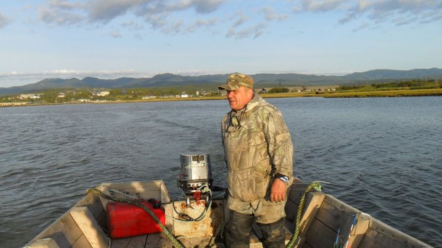 Смотреть морская рыбалку на севере Сахалина. Лов кальмара. Клевый клев рыбалка.