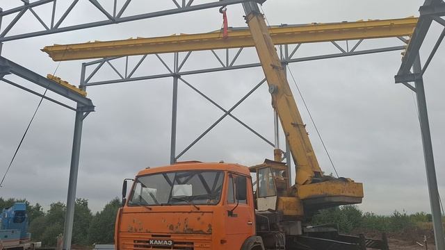 Монтаж кран-балки 10 тонн при строительстве ангара 18 на 24