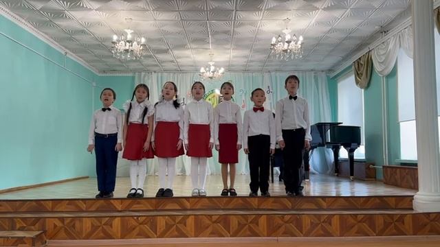 Ансамбль «Gloria” младший состав. В. А Моцарт «Послушай как звуки хрустально чисты»