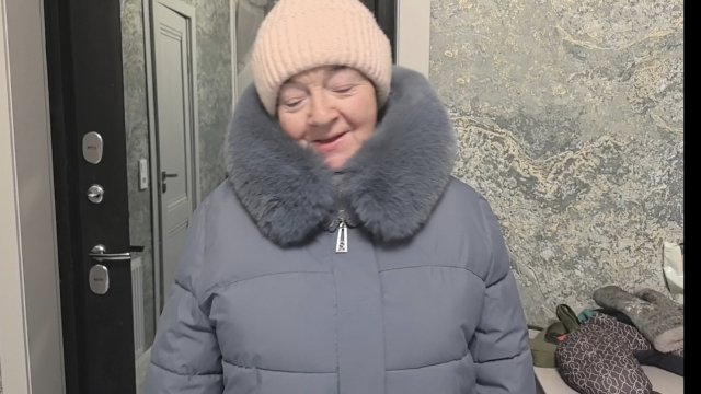 Мама хвалится своей курткой из смешных цен.