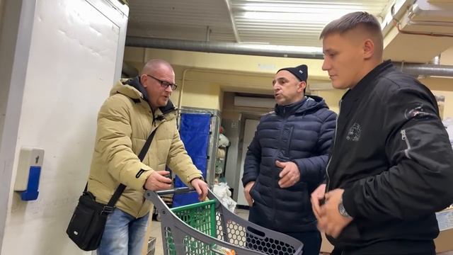 СОТРУДНИК НАПАЛ НА ПОКУПАТЕЛЙ ПРЯМО В МАГАЗИНЕ / ПОСТАВИЛ НА МЕСТО БОРЗОГО БЕЗОПАСНИКА