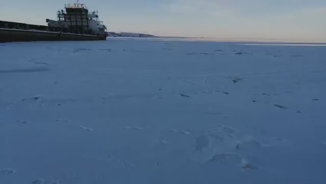 БАРЖУ РАЗДАВИТ ЛЕД????