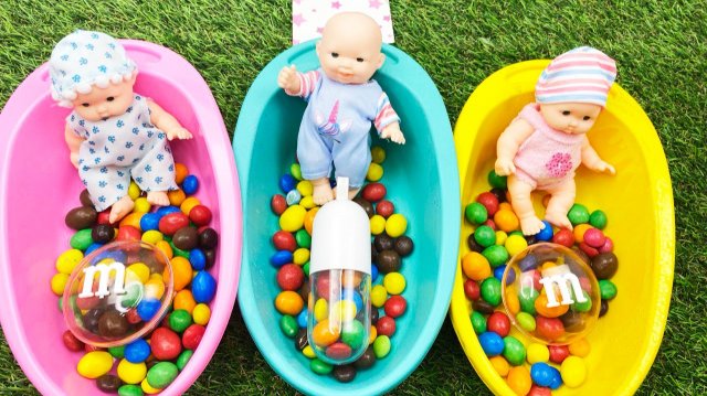 Мультики для девочек про куколок в ярких ванночках с Эмендемс. Мультики для детей с куколками.