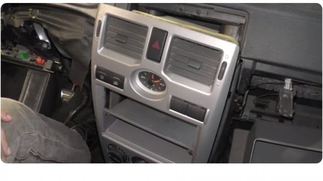 Как снять центральную консоль на Приоре