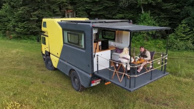 Роскошный кемпинг с балконным автокараваном.