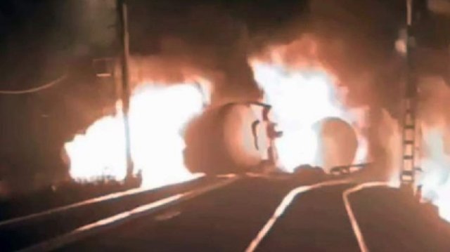 На границе Пермского края и Свердловской области загорелись цистерны с газом