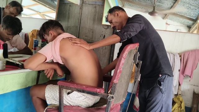 Парикмахерская на обочине дороги делает расслабляющий массаж головы и спины