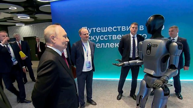 Робот похвастался танцем Владимиру Путину: видео.