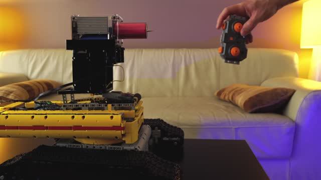 Добавление оружия к огромному танку LEGO