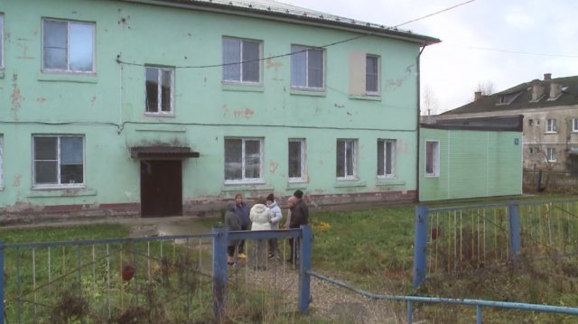 Переселенцы из аварийного жилья жалуются на состояние нового дома в Шексне