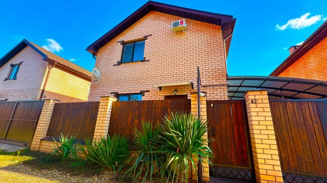 Уютный двухэтажный дом с ремонтом и ухоженным участком в Краснодаре