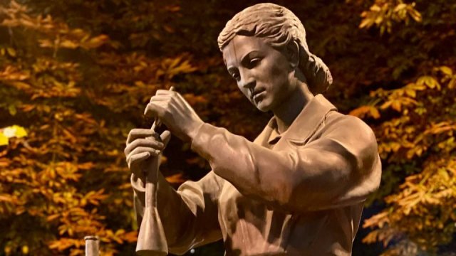 Памятник микробиологу З.В.Ермольевой