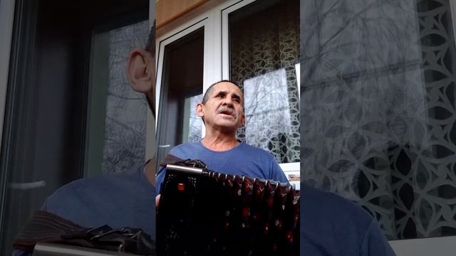 Вечер за решеткой догорает.