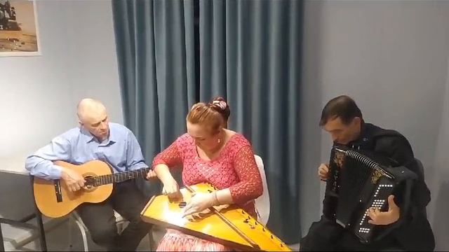 ЧТО СТОИШЬ КАЧАЯСЬ - исп Злата Урусова - гусли в трио с баяном и гитарой