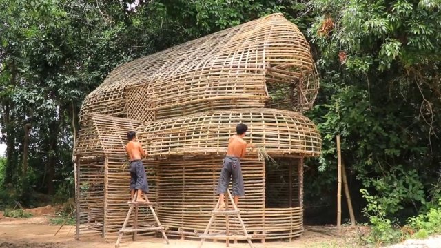 Строительство двухэтажной виллы из бамбука.