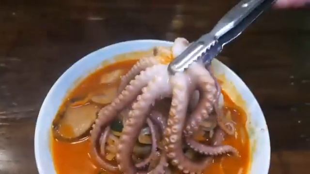 Самая ВКУСНАЯ Лучшая Китайская Острая ЛАПША с ОСЬМИНОГОМ и Морепродуктами