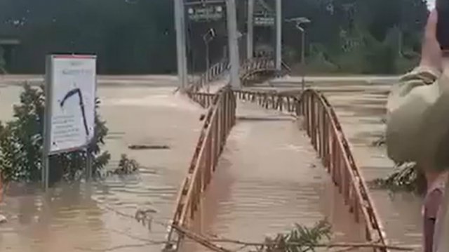 Во Вьетнаме мощный поток смыл подвесной мост во время наводнения