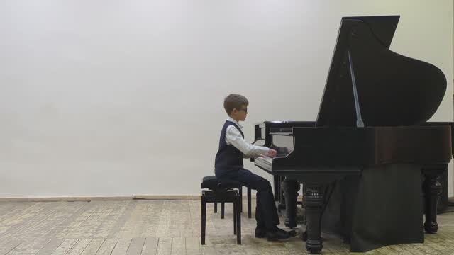 Старостенко Лев. И. С. Бах. Двухголосная инвенция си минор. П. И. Чайковский. "Колыбельная в бурю"