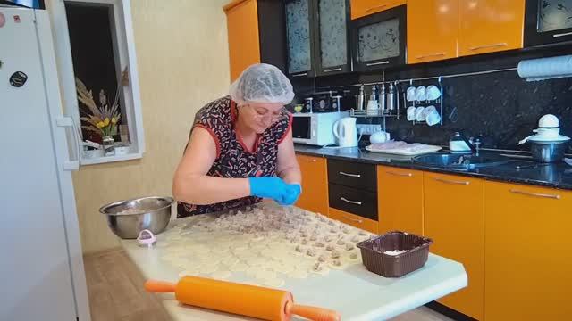 ОБЫЧНАЯ ЖИЗНЬ В СЕЛЕ /ЗНАЮ, ЧТО НАДО, СЕГОДНЯ ЛЕПКА ПЕЛЬМЕНЕЙ