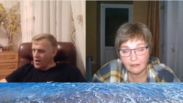 Молодые люди читают книги