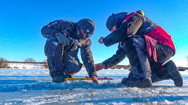 ВОТ ТАК ПЕРВЫЙ ЛЁД 2025-26! ПРИШЛОСЬ ДОЛБИТЬ ПЕШНËЙ! РЫБАЛКА НА ЖЕРЛИЦЫ по перволедью.