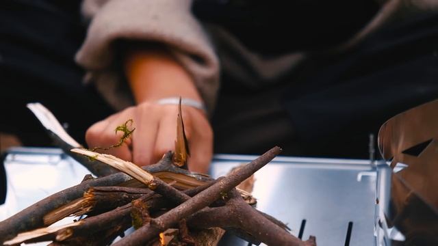 Горячий палаточный кемпинг среди красивых красных листьев Японии