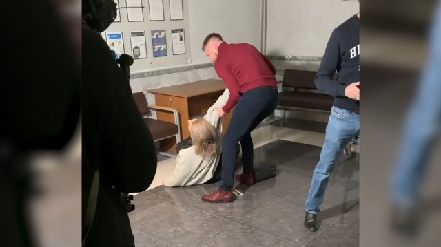 После приговора сыну мама смотрящего упала в обморок. Real video