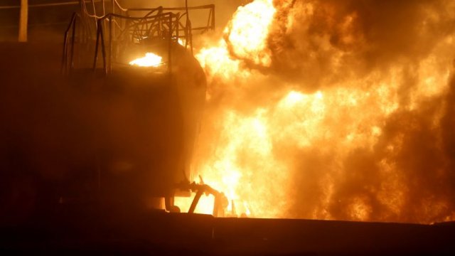 Десять поездов задержали из-за пожара на железной дороге в Свердловской области