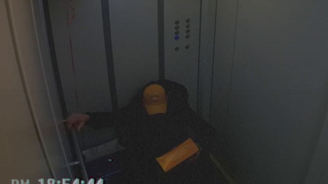 Мужчина застрял в лифте с Чебурашкой.