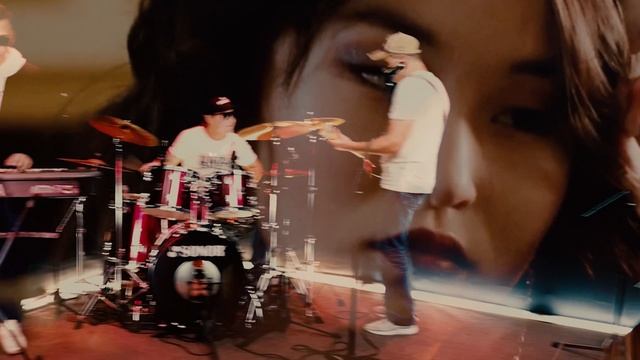 Она знать не хочет