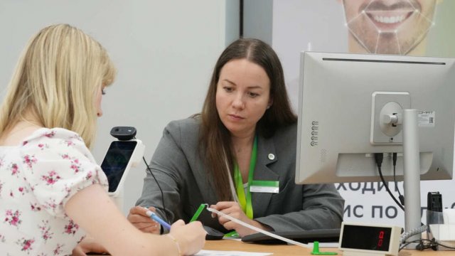 Греф: "Сбер" сократит 20% неэффективных сотрудников с помощью ИИ