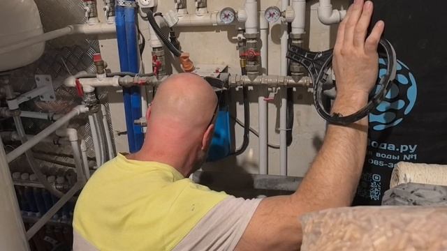 Маленькая гостевая комната почти готова! Игорек меняет фильтры! Качество воды радует!