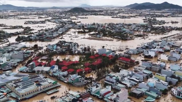 Наводнение во Вьетнаме погубило более 40 человек, затоплены сотни тысяч домов
