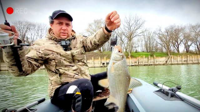 Рыбалка с лодки на бортовые удочки на реке.