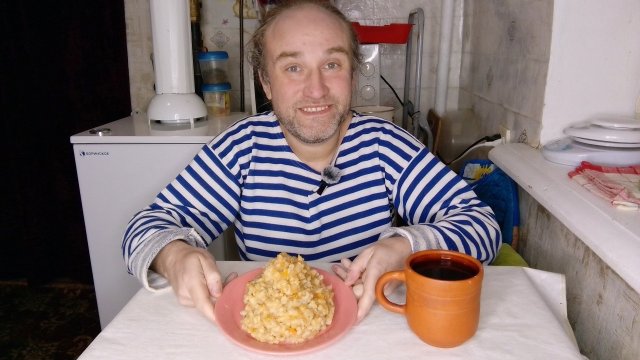 ужин с Рыжулей. как радостно смотреть как кот ест. мукбанг. обжор. еда на камеру. диета. шизофрения.