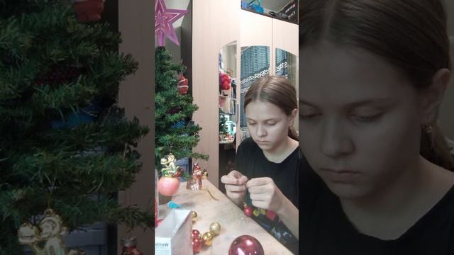 украшаю ёлку