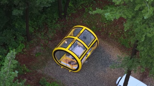 Кемпинг под дождем в огромной надувной палатке.