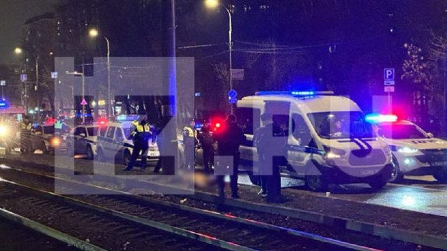 Трамвай сбил двух человек на проезде Дежнева на севере Москвы