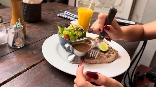 Беженец🇮🇩Бали. ПОЧТИ ЛИЧНАЯ ВИЛЛА. СНОВА-ЗАЛ. СНОВА СИЗЫЕ СОСИСКИ В МАГАЗИНАХ. НЕ МОГУ НАЙТИ ШЛЕМ!