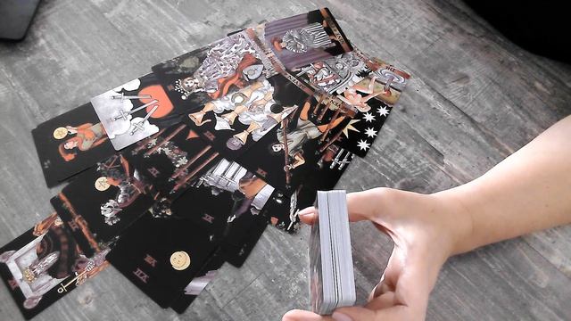 Продолжает неустанно гадать на вас!