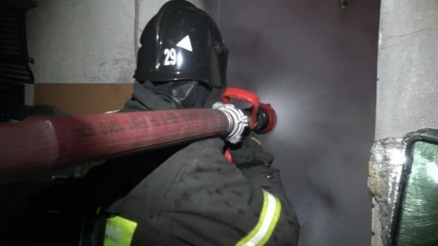 В тушении пожара в Петергофе участвовали 15 человек и три единицы техники