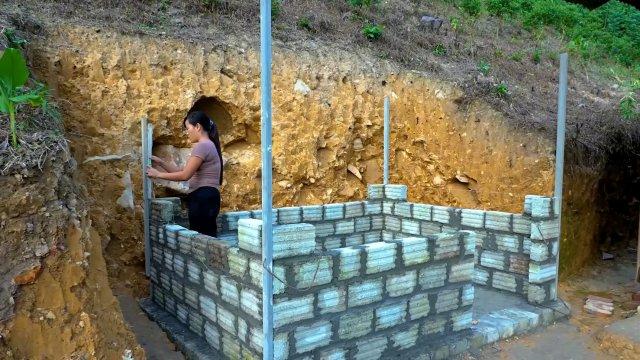Девушка строит прочный фундамент и кирпичную баню в джунглях. Бушкрафт