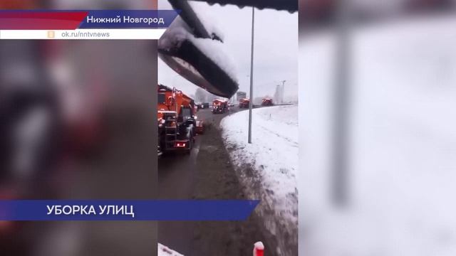 Коммунальные службы расчищают дороги после снегопада