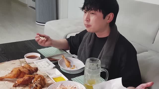 Кореец ест курицу с пивом. Мукбанг. ASMR. Китайцы едят на камеру. Мокбанг (1080p)